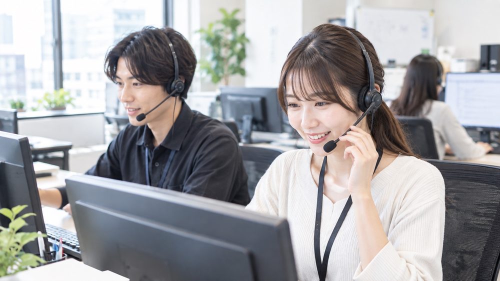 電話で相談を受けるスタッフ